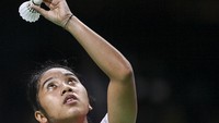 Pebulutangkis tunggal putri Indonesia Aisyah Sativa Fatetani melakukan servis saat pertandingan melawan pebulu tangkis tunggal putri Prancis Leonice Huet pada babak penyisihan grup A Piala Thomas Uber 2022 di Impact Arena, Bangkok, Thailand, Minggu (8/5/2022).