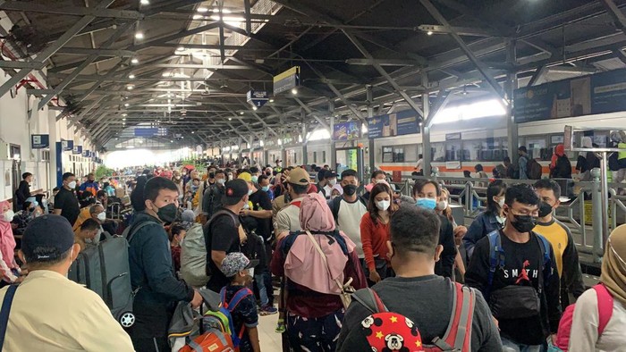 lonjakan penumpang di Stasiun Pasar Turi