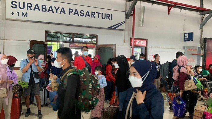 lonjakan penumpang di Stasiun Pasar Turi