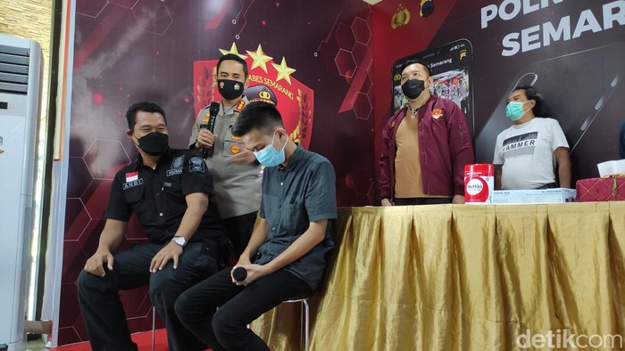 Mahasiswa pelaku begal payudara karyawati bank saat dihadirkan jumpa pers di Mapolrestabes Semarang.
