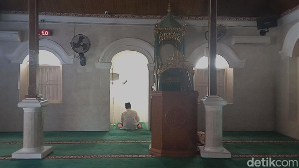Berdasarkan pantauan detikBali, bahwa keberadaan masjid tersebut memang berada di tengah-tengah perkampungan warga Suku Bugis di Pulau Serangan. Guna mencapai ke masjid, perlu masuk ke dalam sebuah gang dari jalan utama di Pulau Serangan. Berdasarkan pantauan detikBali, bahwa keberadaan masjid tersebut memang berada di tengah-tengah perkampungan warga Suku Bugis di Pulau Serangan. Guna mencapai ke masjid, perlu masuk ke dalam sebuah gang dari jalan utama di Pulau Serangan.