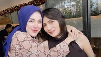 Bertemu dengan teman dekatnya, Medina Zein sampai mereservasi sebuah kafe. Di sana mereka memesan kopi. Foto: Instagram @medinazein