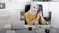 Ketika berada di kantornya pun, Medina Zein memesan kopi gula aren. Gayanya keren dengan penampilannya yang mewah. Foto: Instagram @medinazein
