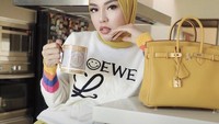 Ada juga momen ngopinya ketika sendiri. Seperti yang terlihat pada foto ini, ia menikmati es kopi susu gula aren. Foto: Instagram @medinazein