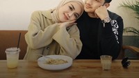 Momen makan bersama Lukman Azhari ini juga tak kalah romantis. Mereka menikmati spaghetti dan kopi. Foto: Instagram @medinazein