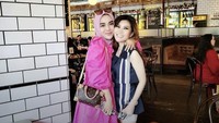 Seperti pada momen yang satu ini. Media Zein dan temannya berpose di dalam restoran yang didominasi warna coklat. Foto: Instagram @medinazein