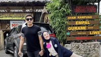 Sebelum ada isu perceraian antara Medina Zein dan Lukman Azhari, kedunya juga sering menghabiskan waktu bersama. Salah satunya di restoran empal gentong. Foto: Instagram @medinazein