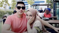 Kedekagan Medina Zein dan Lukman Azhari juga dapat terlihat pada momen nongkrong di kafe. Ia memesan latte dan camilan manis. Foto: Instagram @medinazein