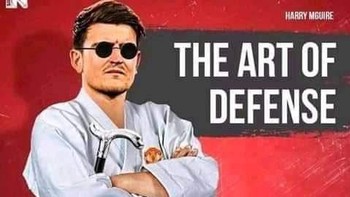 Performa Manchester United semalam memang mengecewakan. Ada meme seni bertahan ala orang buta dengan muka Maguire. Foto: (Twitter)