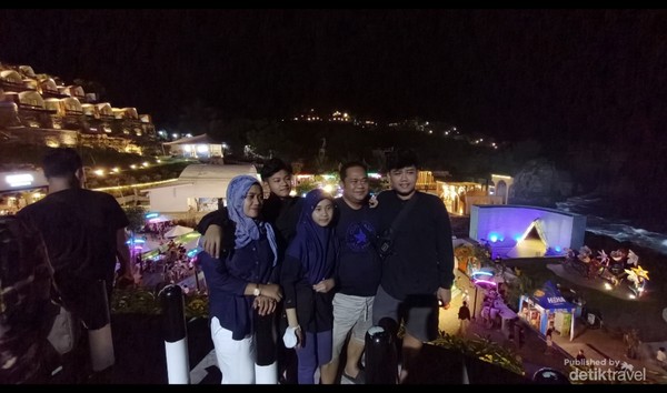 Keramaian malam di Heha Ocean View