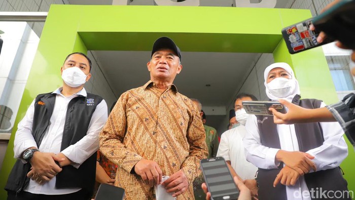Menko PMK Muhadjir Effendy saat menjenguk korban perosotan ambrol.