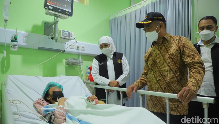Menko PMK Muhadjir Effendy saat menjenguk korban perosotan ambrol.