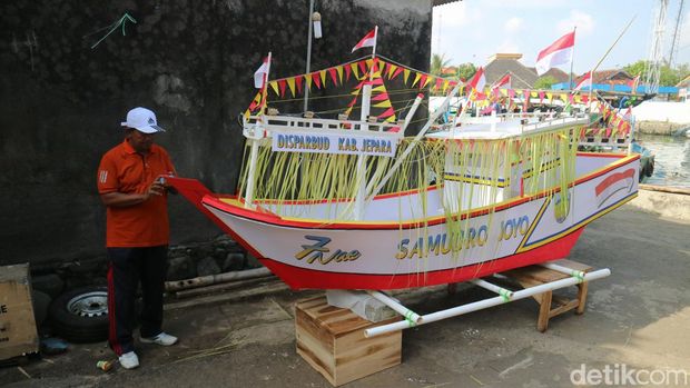 Miniatur kapal untuk tempat sesaji di Jepara, Minggu (8/5/2022).