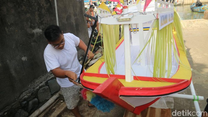Miniatur kapal untuk tempat sesaji di Jepara, Minggu (8/5/2022).