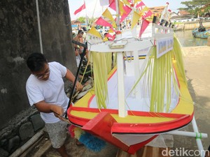 Untaian Syukur di Balik Kapal Tempat Sesaji Pesta Lomban Jepara