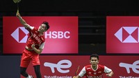 Sempat tertinggal 1 poin dari Singapura, ganda putra Indonesia Fajar Alfian/Muhammad Rian Ardianto berhasil menyamakan kedudukan menjadi 1-1 usai mengalahkan ganda putra Singapura Hee Yong Kai Terry/Loh Kean Hean.