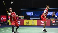 Fajar Alfian/Muhammad Rian Ardianto memenangkan pertandingan usai bertanding rubber game melawan Hee Yong Kai Terry/Loh Kean Hean dengan skor 21-14, 19-21, 21-12. 