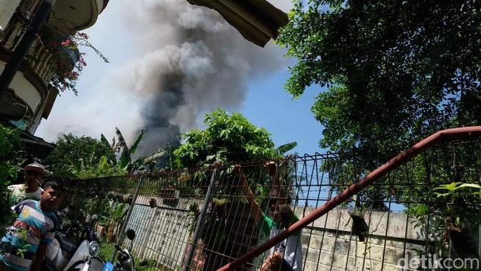 Momen Petugas Damkar Padamkan Api yang Lalap Rumah di Jaksel Kebakaran terjadi di rumah dekat RPTRA Dwijaya, Kebayoran Baru, Jaksel. Petugas damkar dikerahkan untuk memadamkan kebakaran tersebut.