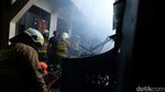 Momen Petugas Damkar Padamkan Api yang Lalap Rumah di Jaksel