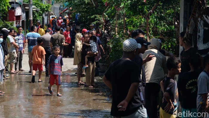 Momen Petugas Damkar Padamkan Api yang Lalap Rumah di Jaksel Kebakaran terjadi di rumah dekat RPTRA Dwijaya, Kebayoran Baru, Jaksel. Petugas damkar dikerahkan untuk memadamkan kebakaran tersebut.