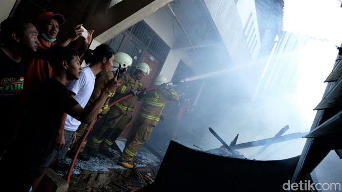 Kebakaran terjadi di rumah dekat RPTRA Dwijaya, Kebayoran Baru, Jaksel. Petugas damkar dikerahkan untuk memadamkan kebakaran tersebut.