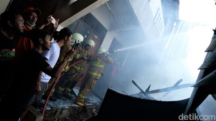 Momen Petugas Damkar Padamkan Api yang Lalap Rumah di Jaksel Kebakaran terjadi di rumah dekat RPTRA Dwijaya, Kebayoran Baru, Jaksel. Petugas damkar dikerahkan untuk memadamkan kebakaran tersebut.
