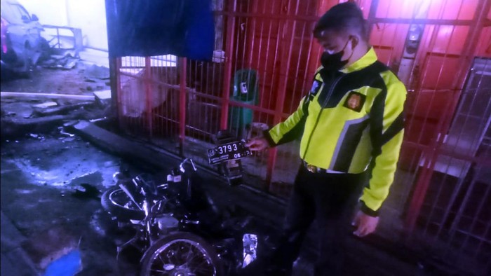 Motor yang mengalami kecelakaan.