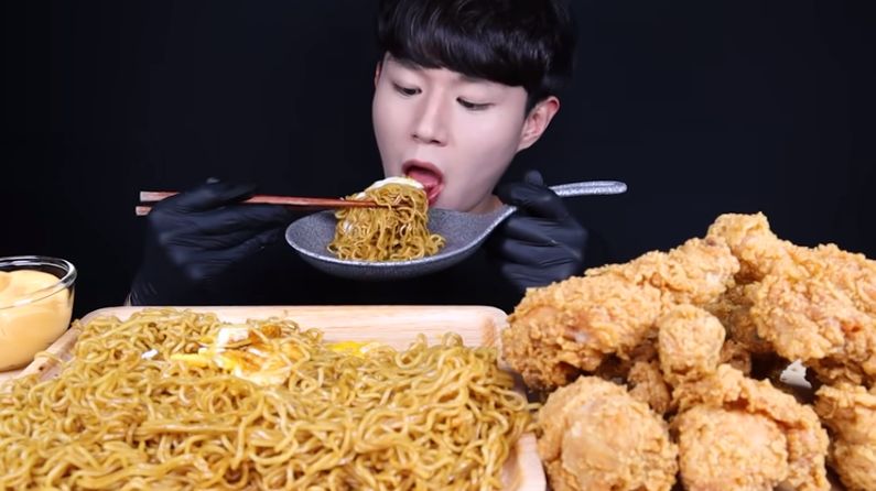 Mukbang Indomie porsi jumbo