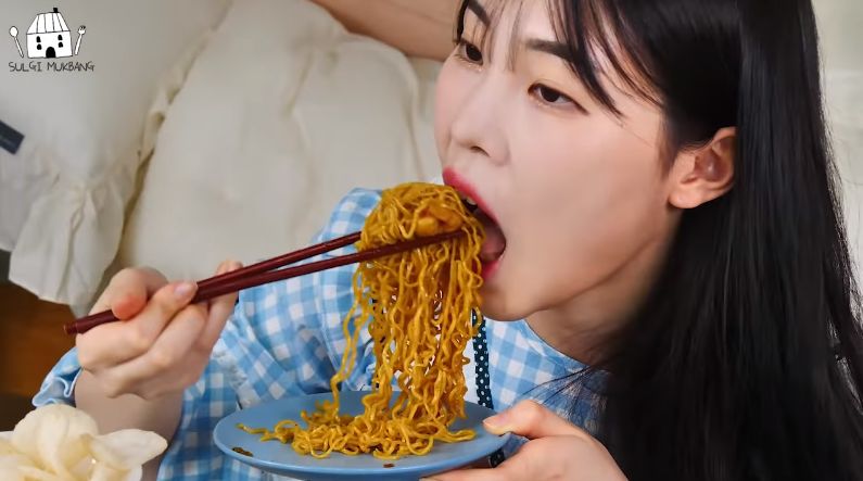 Mukbang Indomie porsi jumbo