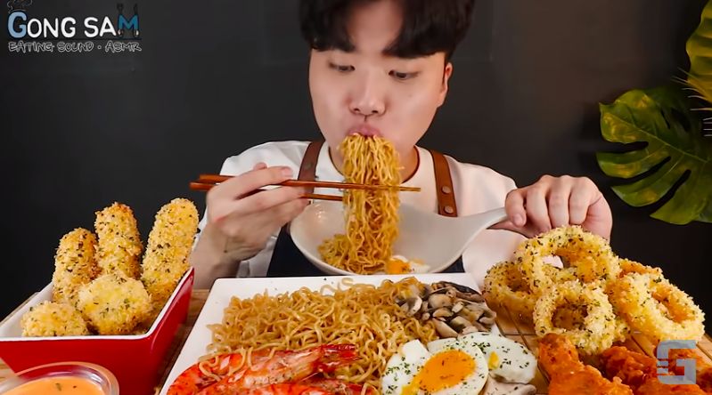 Mukbang Indomie porsi jumbo
