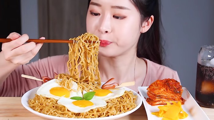 Mukbang Indomie porsi jumbo