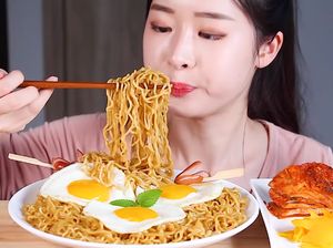 Populer di Korea, 5 YouTuber Ini Mukbang Indomie Porsi Jumbo