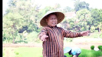Seru! Intip Momen Narji Membajak Sawah hingga Tanam Padi