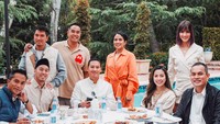 Nia Ramadhani dan Ardi Bakrie bahagia bisa kembali berkumpul bersama keluarga usai menjalani rehabilitasi narkoba. Foto: dok. Instagram/@ramadhaniabakrie