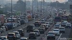 Padat Merayap! Potret Kemacetan Arus Balik di KM 54 Karawang Timur