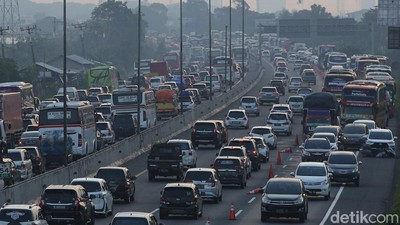 Padat Merayap! Potret Kemacetan Arus Balik di KM 54 Karawang Timur