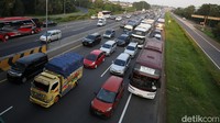 Kemacetan itu diketahui terjadi karena tingginya arus balik kendaraan menuju Jakarta.