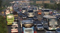 Tidak kalah dengan Jalan Kalimalang, jalur arteri di Jakarta Timur juga kena imbas macet panjang. Hingga akhirnya polisi menghentikan one way dan memberlakukan contraflow demi mengurai macet di jalur arteri. (Agung Pambudhy/detikcom)
