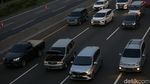 Padat Merayap! Potret Kemacetan Arus Balik di KM 54 Karawang Timur