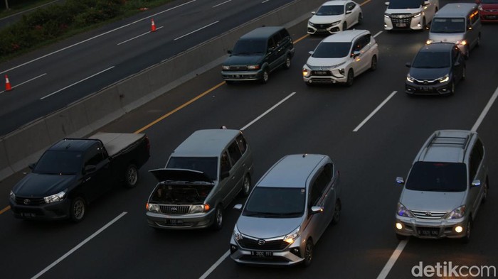 Kemacetan terjadi Km 54 Tol Jakarta-Cikampek sore hari ini. Diketahui, kemacetan ini terjadi imbas kepadatan kendaraan di puncak arus balik lebaran 2022.