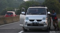 Kepadatan juga dilaporkan di Km 49-Km 47 arah Jakarta dan Km 31-Km 28 tepatnya di lajur keluar contraflow.
