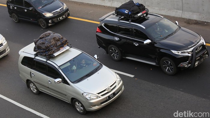 Kemacetan terjadi Km 54 Tol Jakarta-Cikampek sore hari ini. Diketahui, kemacetan ini terjadi imbas kepadatan kendaraan di puncak arus balik lebaran 2022.