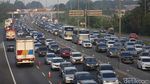 Padat Merayap! Potret Kemacetan Arus Balik di KM 54 Karawang Timur