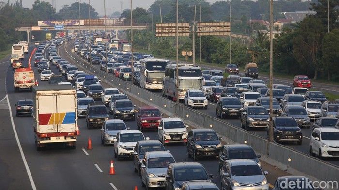 Kemacetan terjadi Km 54 Tol Jakarta-Cikampek sore hari ini. Diketahui, kemacetan ini terjadi imbas kepadatan kendaraan di puncak arus balik lebaran 2022.