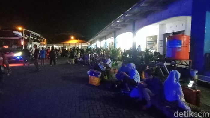Para penumpng telantar di Terminal Kudus, Sabtu (7/5/1011) pukul 22.30 WIB. Mereka menunggu berjam-jam karena bus tujuan Bekasi tak kunjung tiba imbas macet parah.