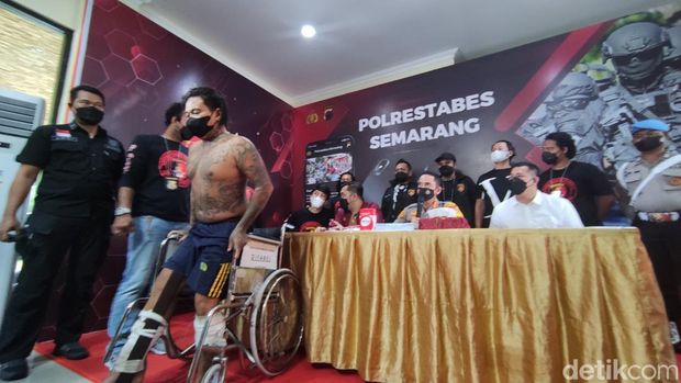 Pelaku bernam Ayub Wahyu Pambudi (26) warga Semarang Tengah ini ditangkap saat naik bus di Sidoarjo, Jawa Timur.