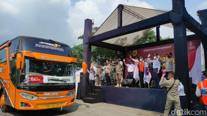 Pelepasan rombongan arus balik Lebaran di Wonogiri, Minggu (8/5/2022).