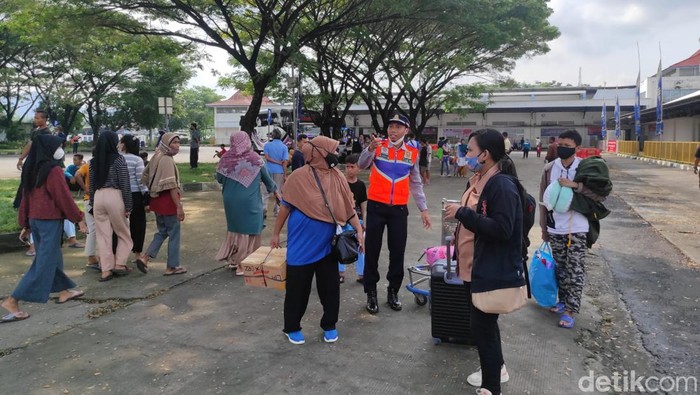Pemudik akan balik ke perantauan di Terminal Tipe A Giri Adipura Wonogiri, Minggu (8/5/2022).