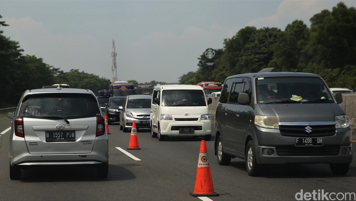 Tol Jakarta-Cikampek terpantau padat siang hari ini, Minggu (8/5). Kemacetan terlihat di jalur contraflow mulai Km 47 hingga Km 58, Karawang, Jawa Barat.