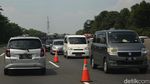 Penampakan Antrean Panjang Kendaraan di Tol Japek Siang Ini
